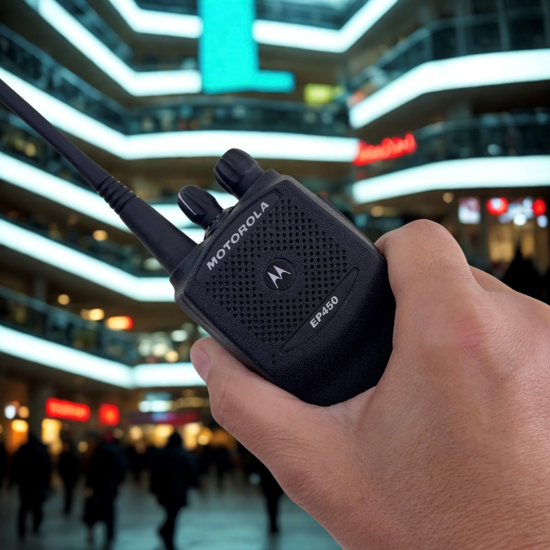 Rádio Motorola EP450 em uso em shopping center — locação mensal de rádios