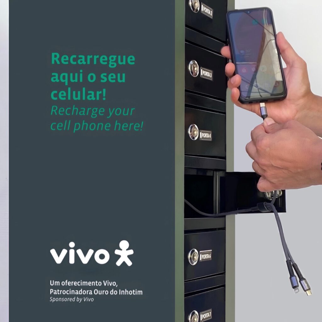 Totem de Chave com compartimentos individuais e cabos multipadrão, personalizado com a marca Vivo