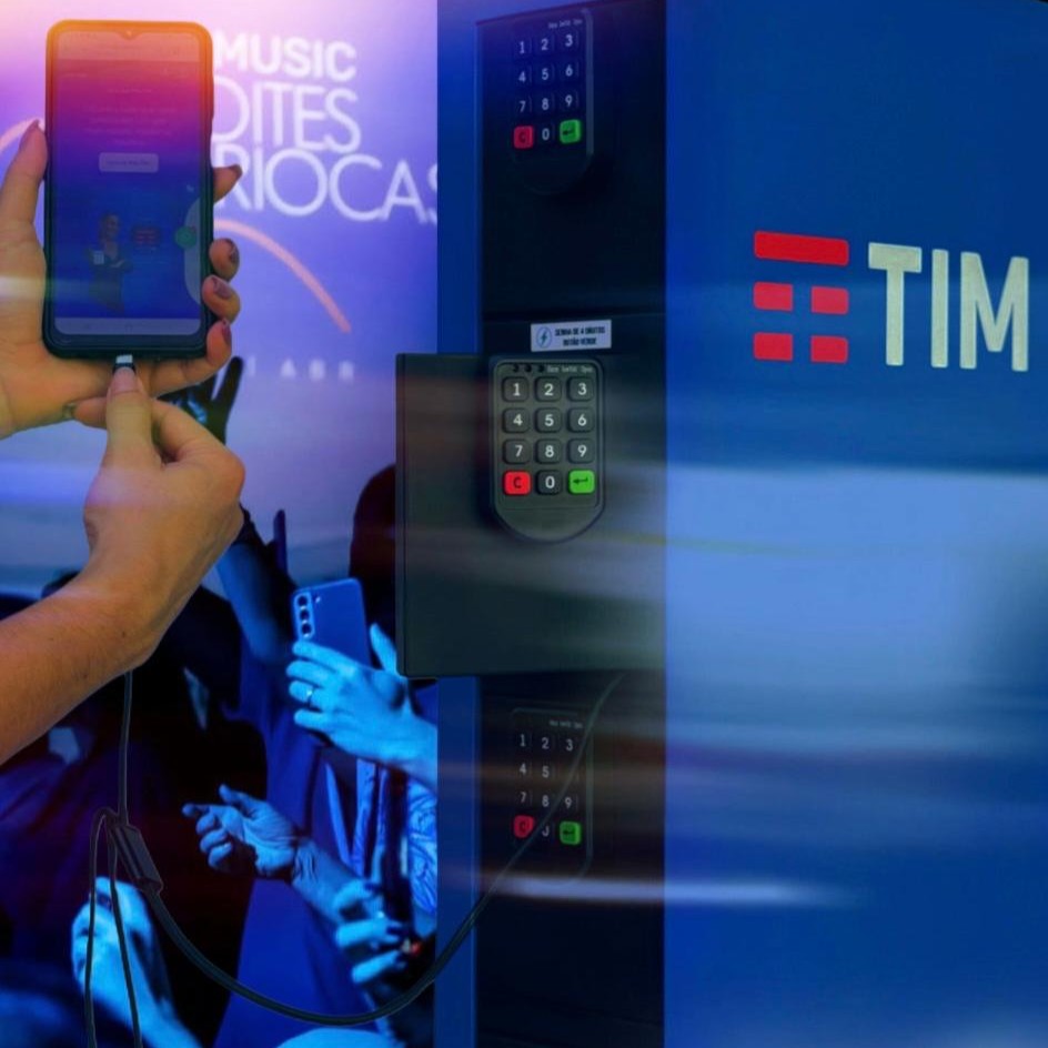 Totem de Senha com teclado digital personalizado com a marca TIM, em uso durante evento