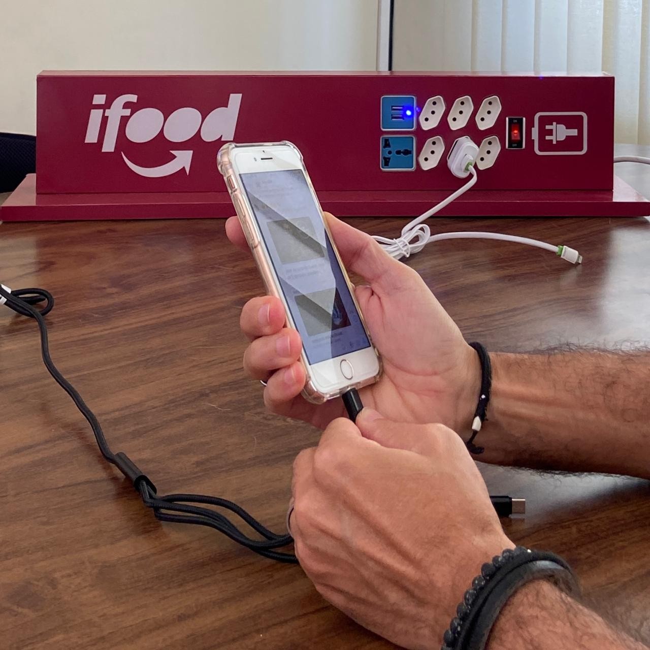 Torre Extensão carregadora personalizada com a marca iFood, com tomadas, USB e cabos para recarga de celular