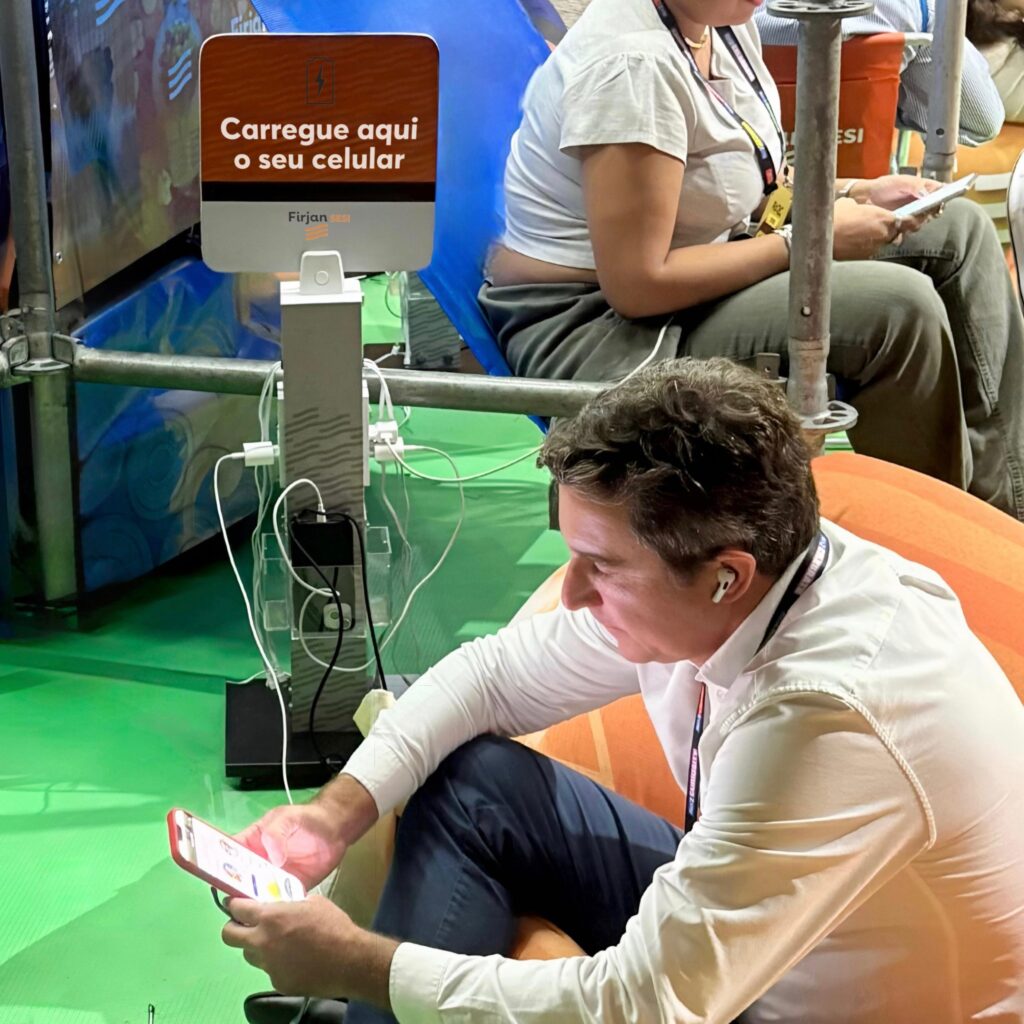 Torre Mini carregadora de celular personalizada Firjan SESI em uso durante evento