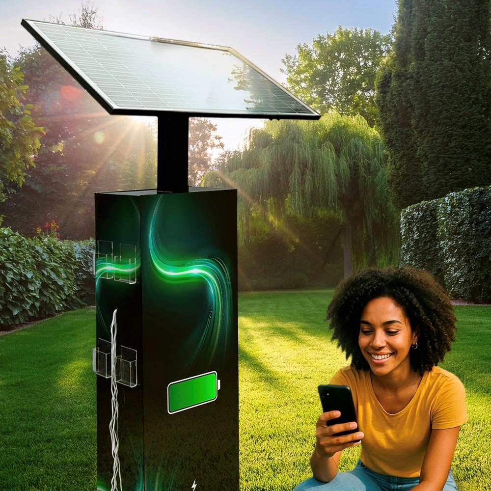 Totem carregador de celular com painel solar instalado em área externa